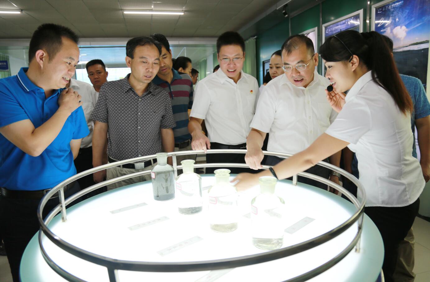 2016年9月，时任湖南省怀化市委常委、组织部部长，现任郴州市市委常委、组织部部长江波莅临九游在线客服视察.JPG