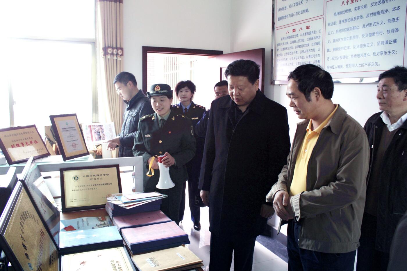 2011年3月，国家工商局总局个体司司长李玉家受中央组织部委托视察九游在线客服党建工作.JPG