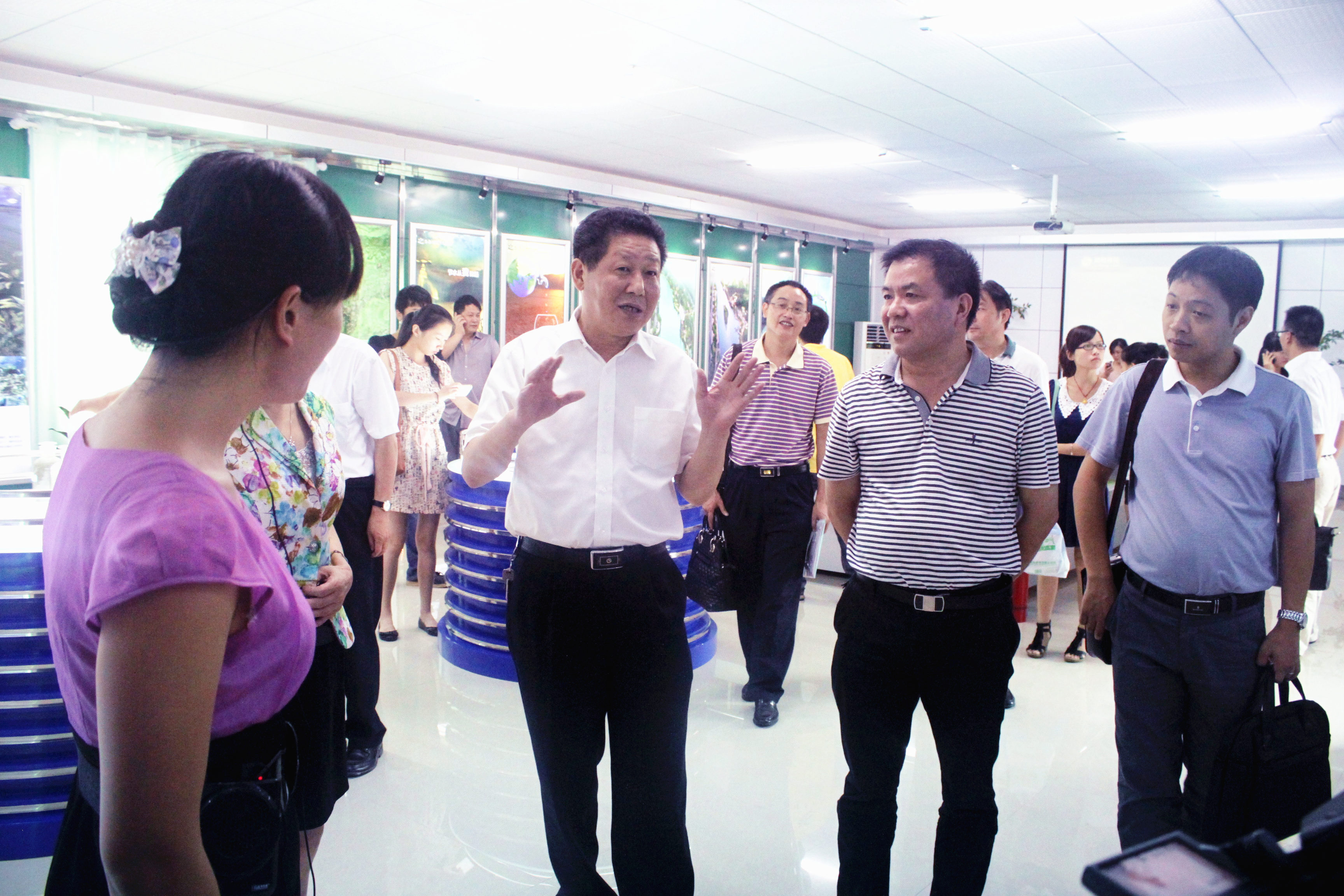 2012年8月，省委宣传部纪检组长肖君华在时任市委常委，宣传部部长钱德喜的带领下莅临九游在线客服视察.JPG