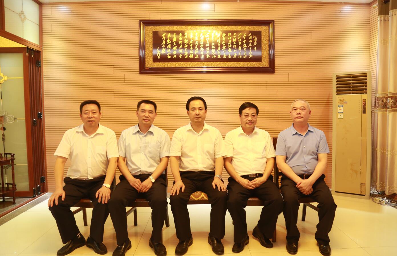 2016年9月，时任市委常务副市长杨亲鹏等领导莅临九游在线客服指导.JPG
