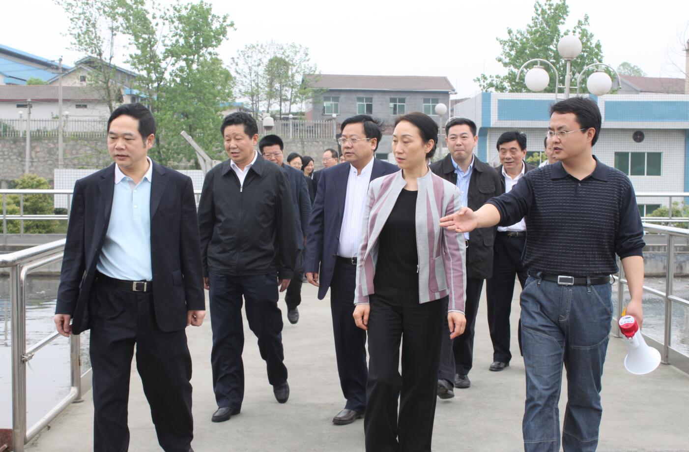 2011年4月，省政协主席，时任省委常委、统战部部长李薇薇来九游在线客服视察.JPG